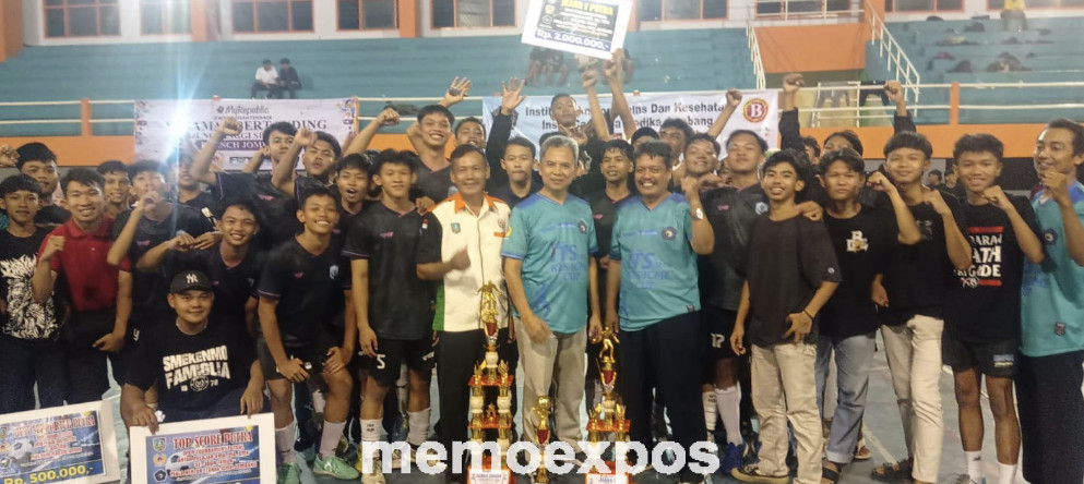 Juara Futsal Piala Rektor ITSKes ICME Jombang Peroleh Beasiswa Pendidikan