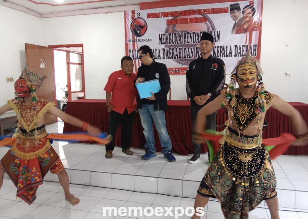 Diantar Penari Topeng, Budayawan Jombang Daftar Bacabup di Kantor DPC PDIP