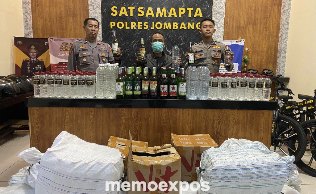 Penjual Miras di Jombang Digerebek Polisi, 493 Botol&nbsp;Diamankan