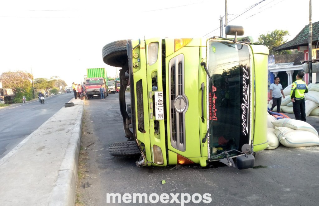 Sopir Mengantuk, Truk Fuso Terguling di&nbsp;Jombang