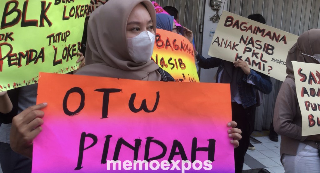 Tempat Kerjanya Disegel Pemkab, Puluhan Pekerja di Jombang Unjuk Rasa