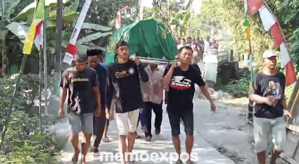 Ambulans Tidak Boleh Angkut Jenazah, Warga Jombang Tandu Jenazah Sejauh 3&nbsp;Km