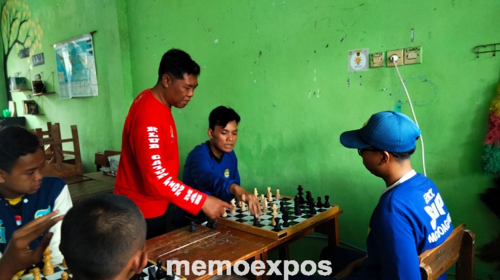 Wahyudi Wasit Nasional Pratama Pimpin Pertandingan Catur Sekecamatan Mojoagung