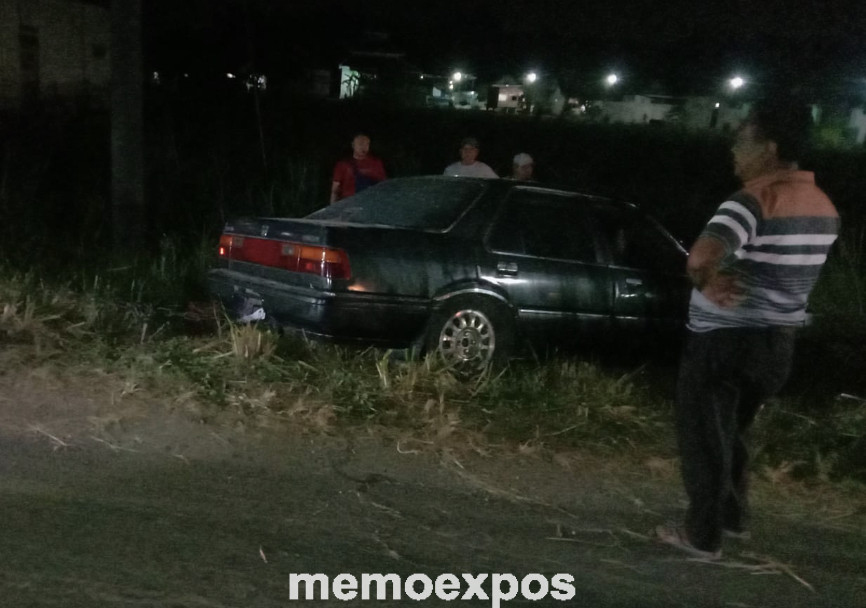 Diduga Sopir Mabuk, Honda Civic di Jombang Tabrak Warung dan&nbsp;Motor