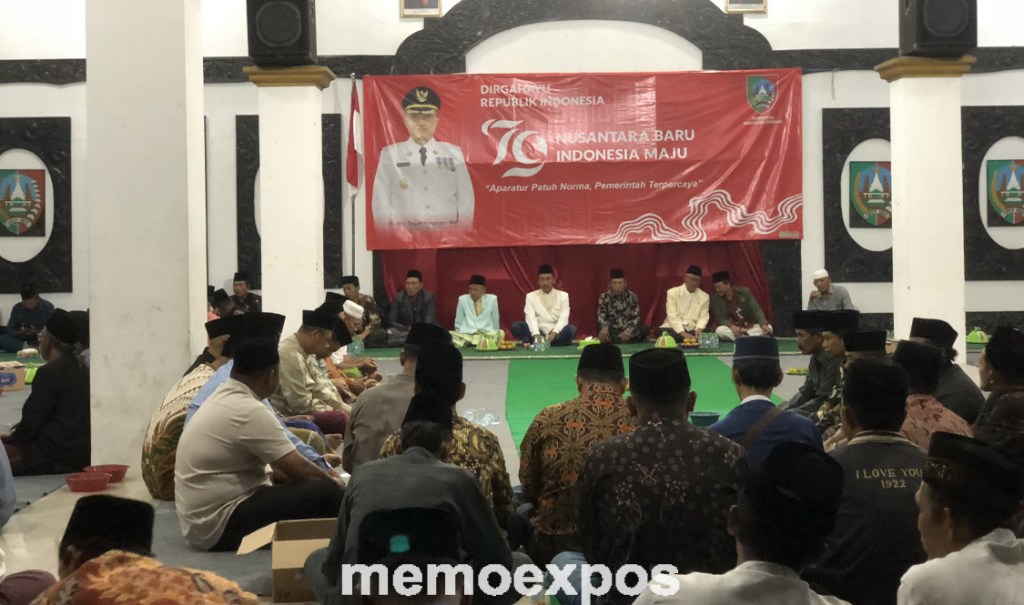 Refleksi Kemerdekaan Ke-79, Ratusan Orang Padati Kantor Kecamatan di Jombang Gelar Malam Tirakatan