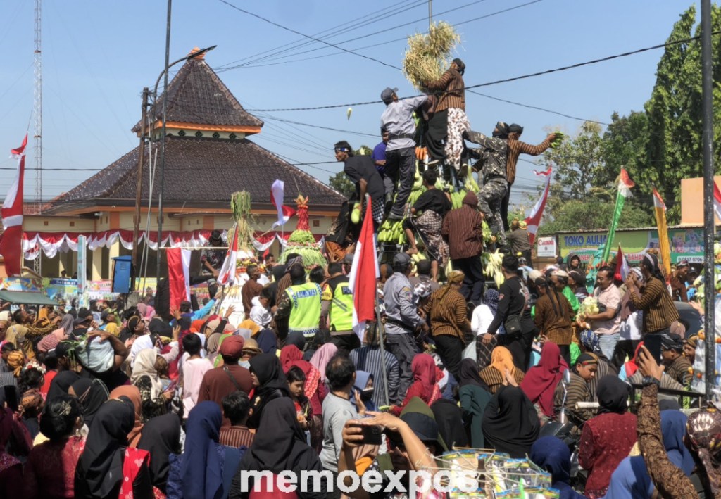 Meriah, Ribuan Warga Berebut Tumpeng Sayur dan Buah Raksasa di Jombang