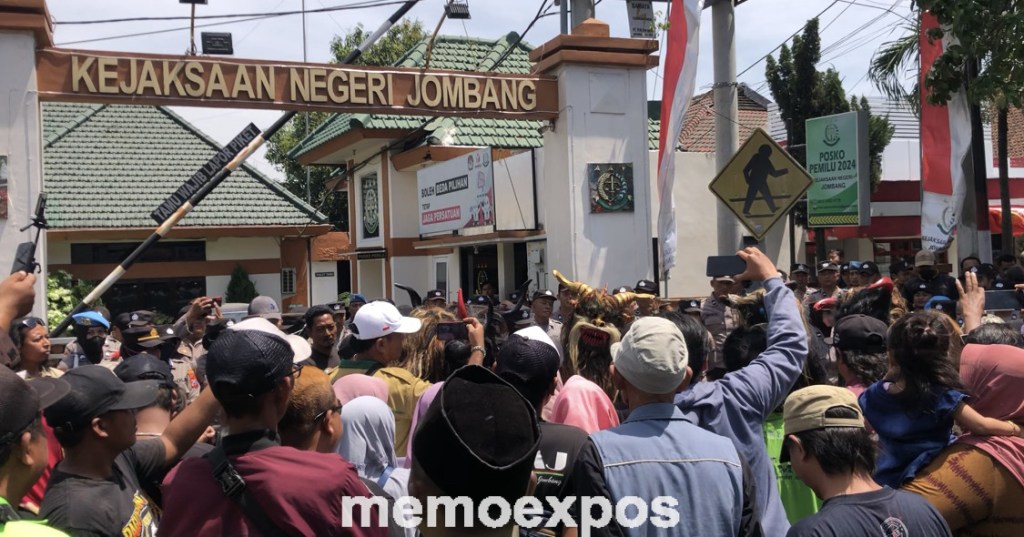 Ratusan Massa FRMJ Demo Kantor Kejaksaan&nbsp;Jombang