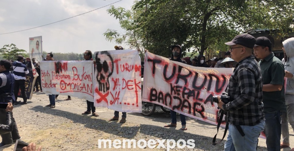 Warga Demo Kantor Desa di Jombang Minta Kades Turun&nbsp;Jabatan