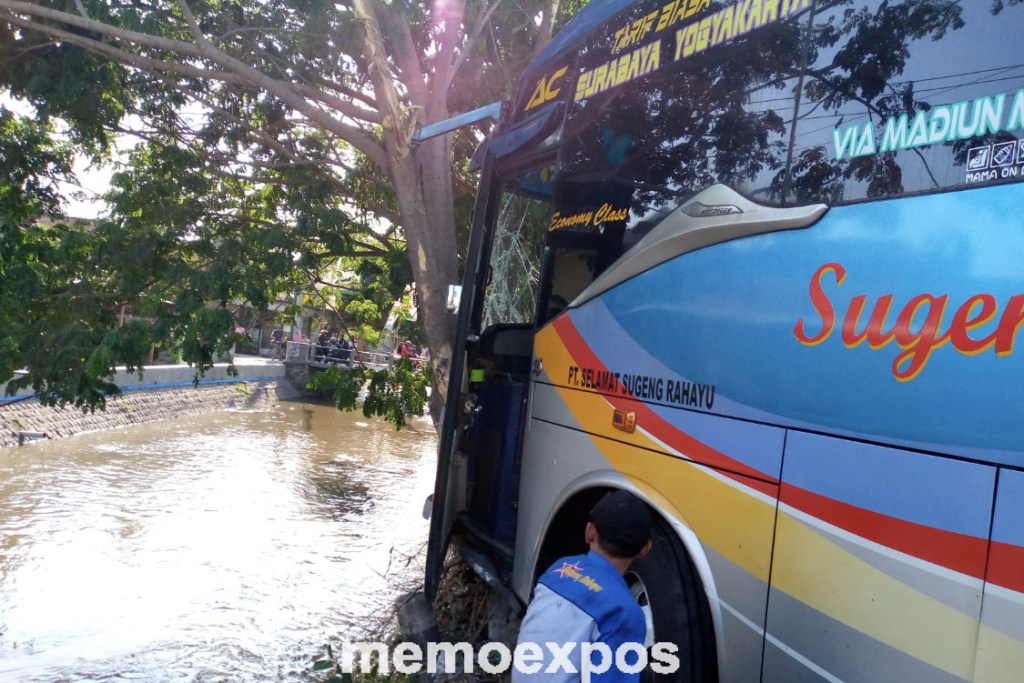 Bus Sugeng Rahayu Tabrak Pembatas Jalan di Jombang, Hampir Masuk&nbsp;Sungai