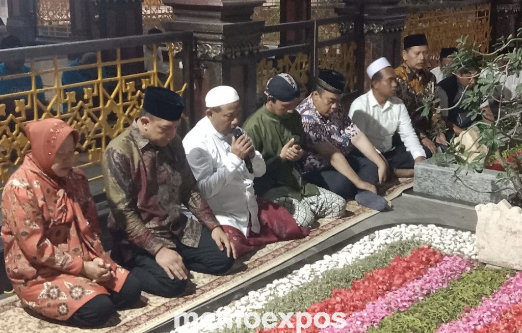 Kunjungi Kota Santri, Tri Rismaharini Ziarah Makam dan Sowan Pengasuh Ponpes di&nbsp;Jombang